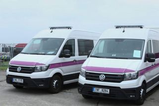Trestanec ve Varech uprchl z vězeňské dodávky. Systémová chyba, řekl žalobce a stíhání bachaře zastavil - Novinky